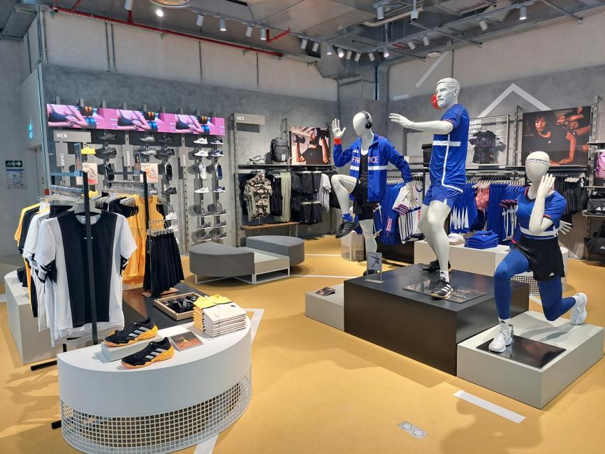 Adidas Paris Champs Elysees RETAIL CONCEPT Sport Guide Le business des enseignes et des marques