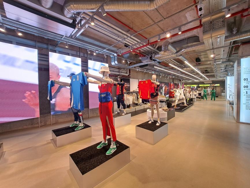 Adidas Paris Champs Elysees RETAIL CONCEPT Sport Guide Le business des enseignes et des marques